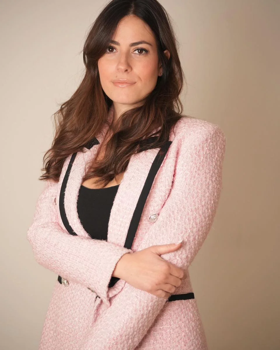 Chiara nel salone Eleganza a Roma: ritratto ravvicinato, luce morbida e atmosfera curata