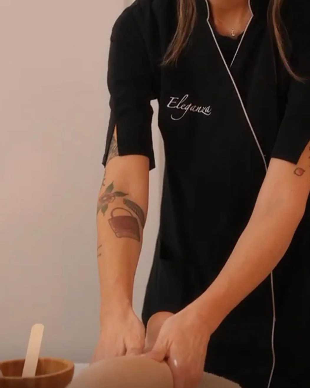 Francesca al lavoro su trattamento corpo: tecnica professionale e cura del dettaglio