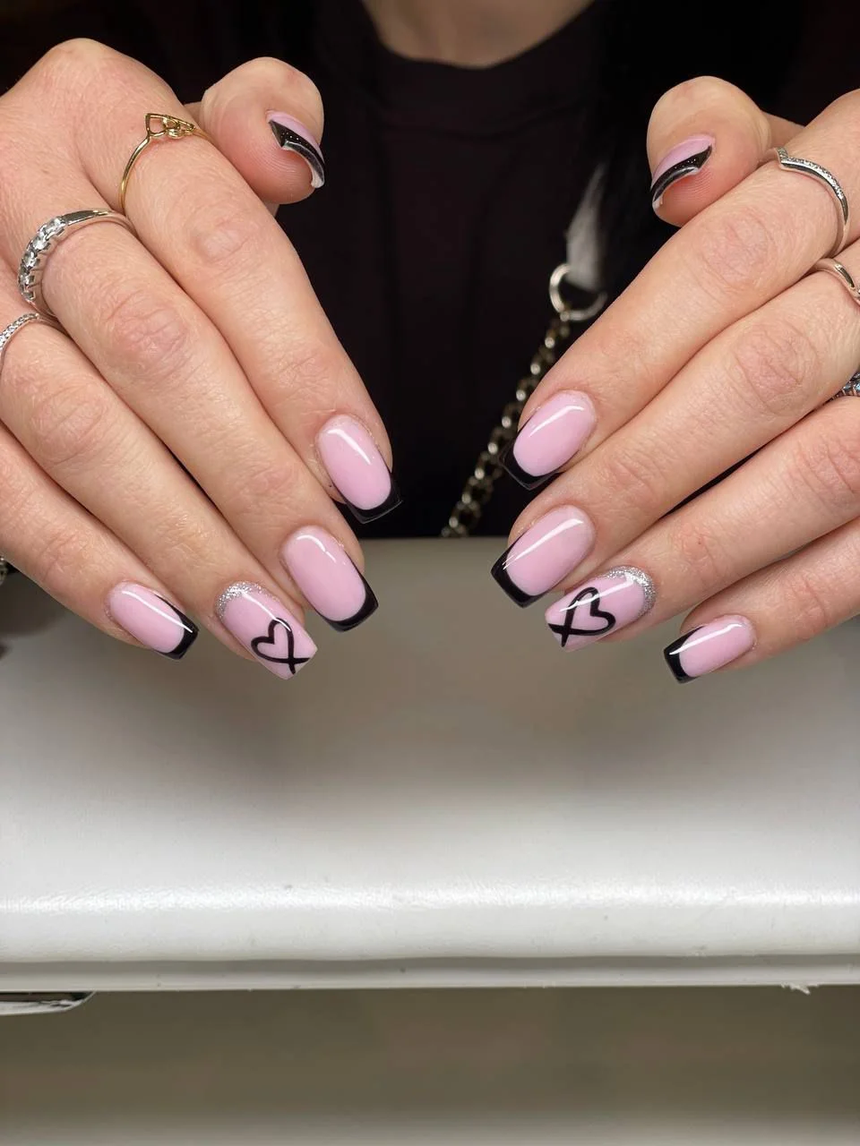 Manicure francese raffinata – trattamento mani Via Appia Nuova