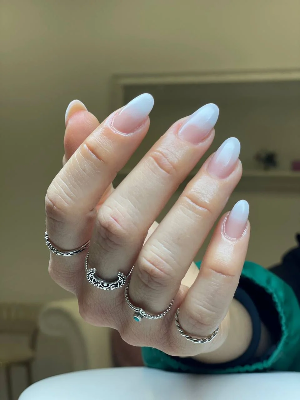 Dettaglio semipermanente mani – Eleganza Via Appia Nuova